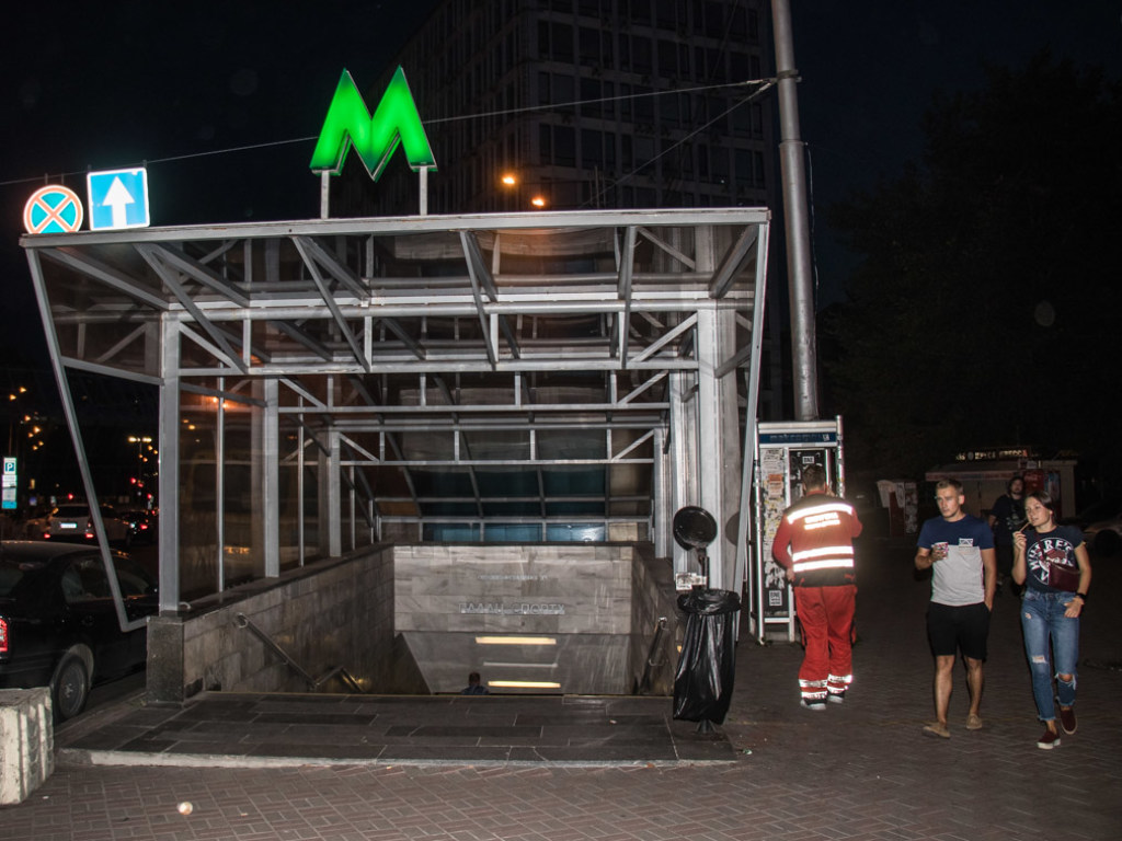 В Киеве на станции метро «Дворец спорта» 19-летняя девушка бросилась под поезд (ФОТО