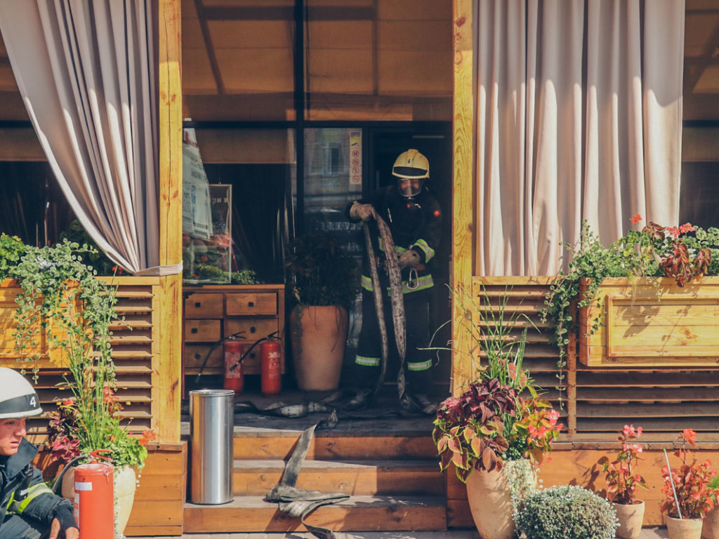 Неисправная вытяжка: В центре Киева произошел пожар в ресторане (ФОТО, ВИДЕО)