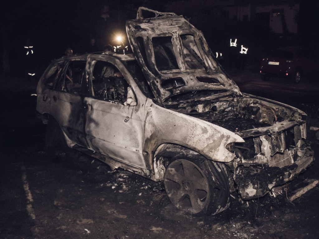 Сгорел дотла: В Киеве на Троещине в BMW Х5 на «евробляхах» бросили коктейль Молотова (ФОТО, ВИДЕО)