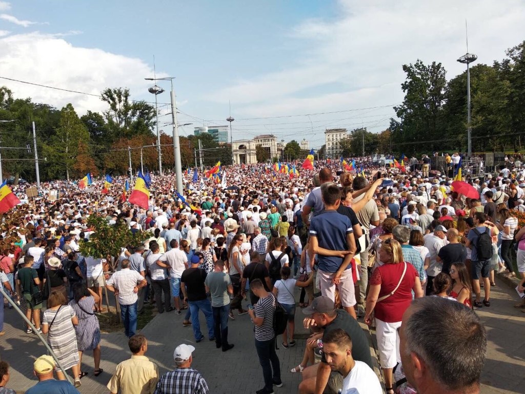 Массовые протесты: в центре Кишинева сторонники оппозиции начали устанавливать палатки (ФОТО, ВИДЕО)