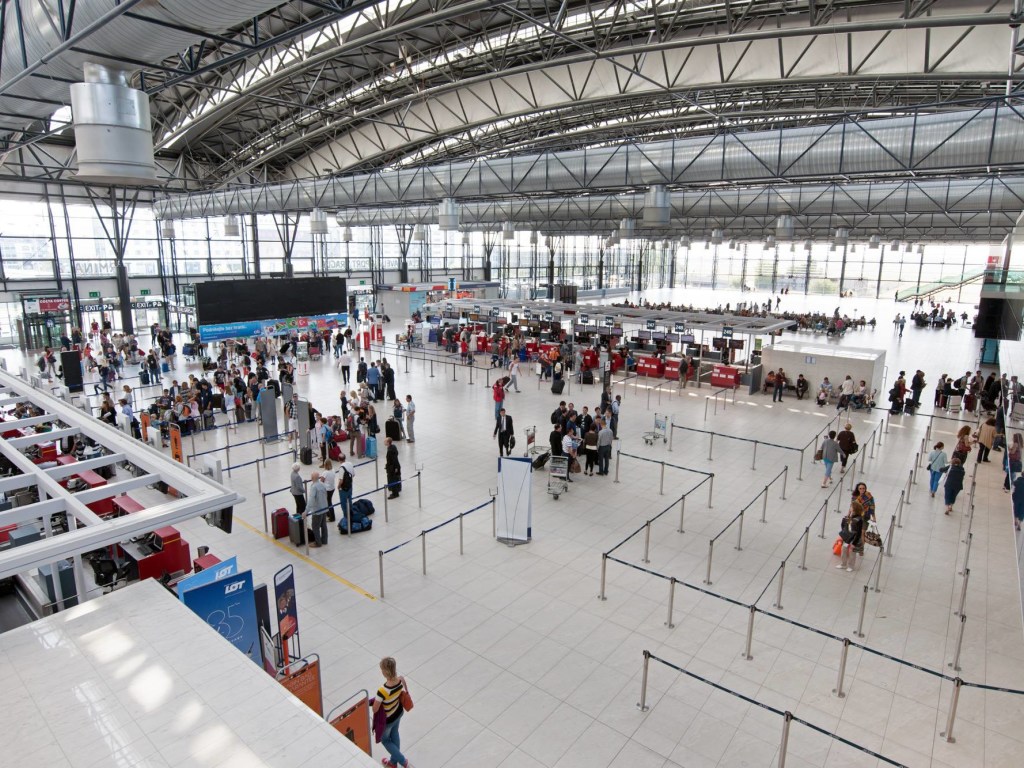 Из-за задымления в самолете в аэропорту Праги эвакуировали пассажиров