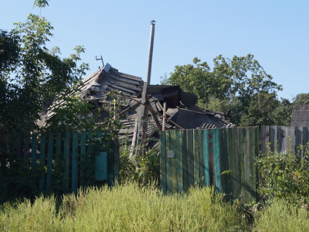 На Луганщине в частном доме произошел взрыв: пострадала женщина (ФОТО)
