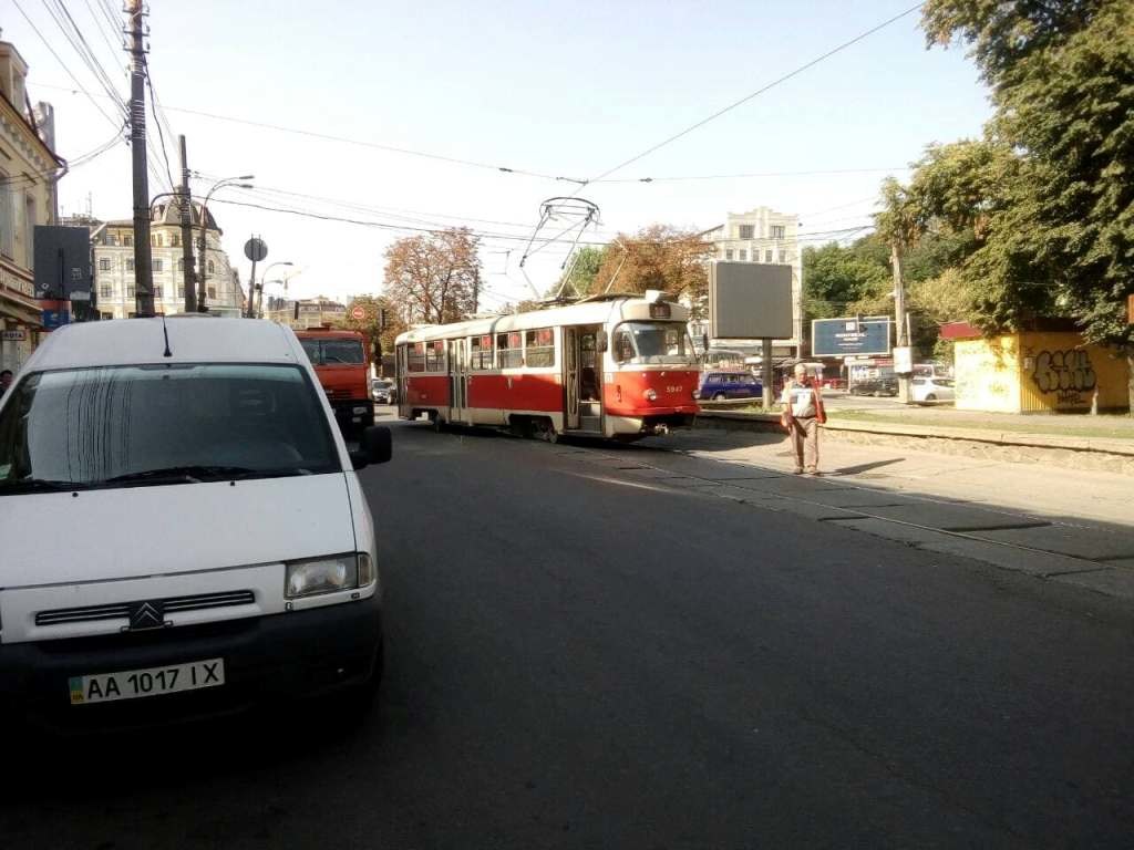 В Киеве на Подоле трамвай сошел с рельсов: движение в центре заблокировано (ФОТО)