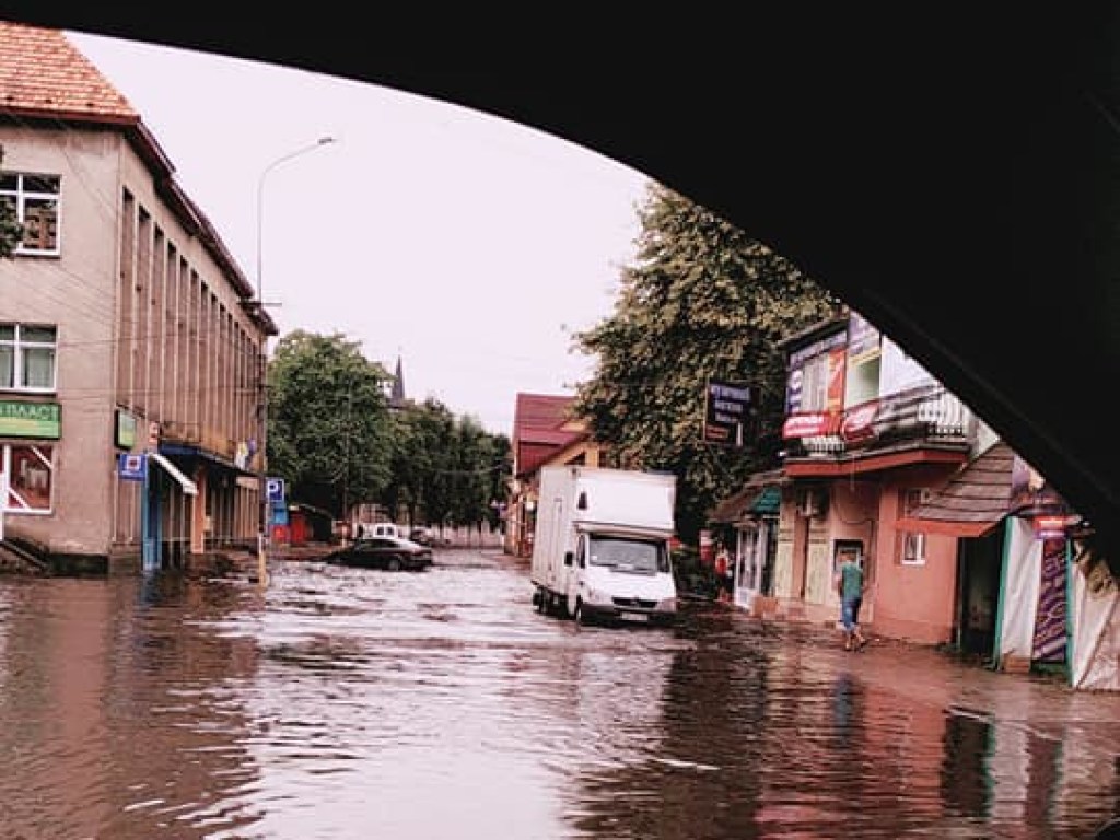 Непогода в Закарпатье: улицы в Хусте затопило (ФОТО)