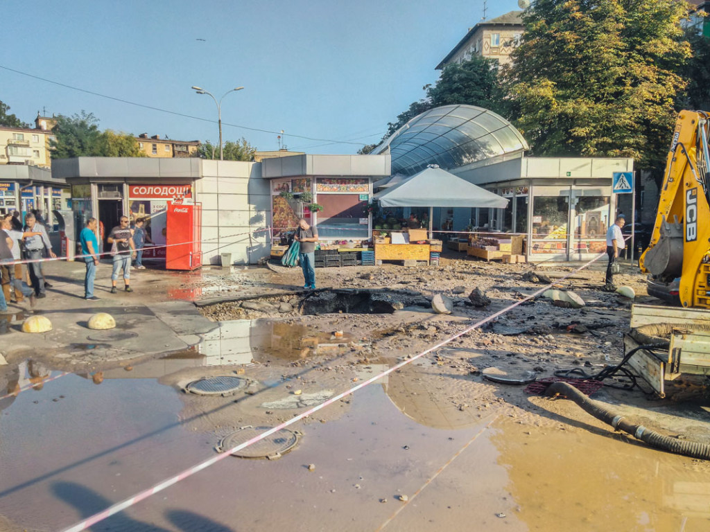 В центре Киева 10-метровый фонтан пробил асфальт и машину (ФОТО, ВИДЕО)