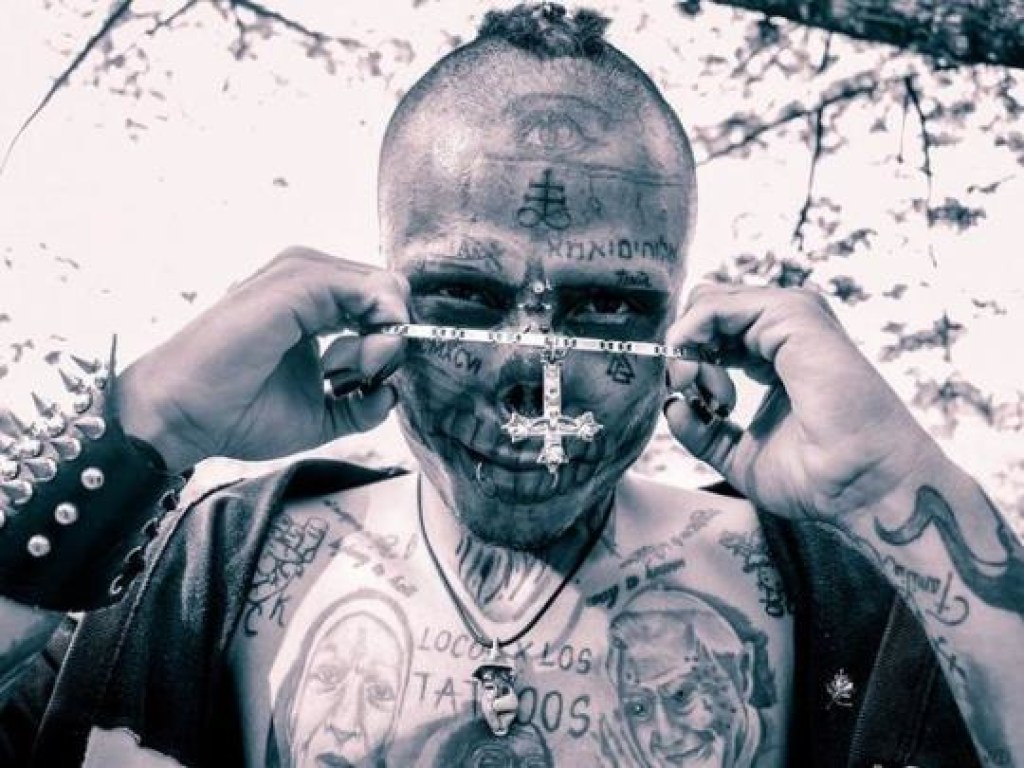Колумбийский татуировщик отрезал себе нос и уши, чтобы достичь сходства с черепом (ФОТО, ВИДЕО)