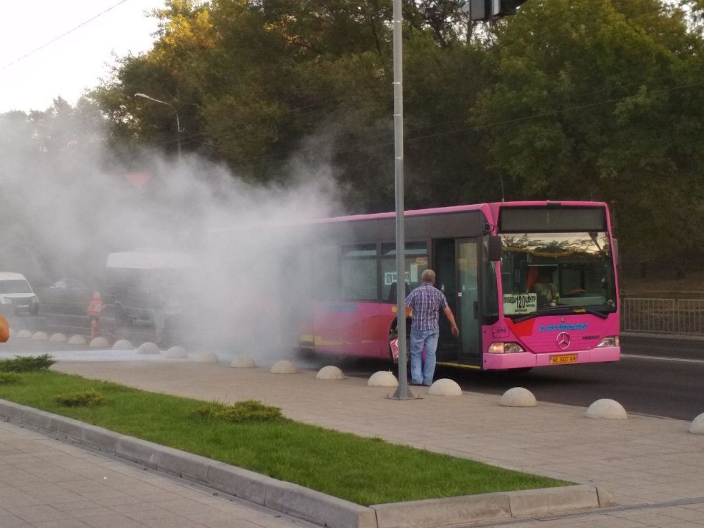 В центре Днепра загорелся автобус, пассажиры и водитель вместе тушили пожар (ФОТО)