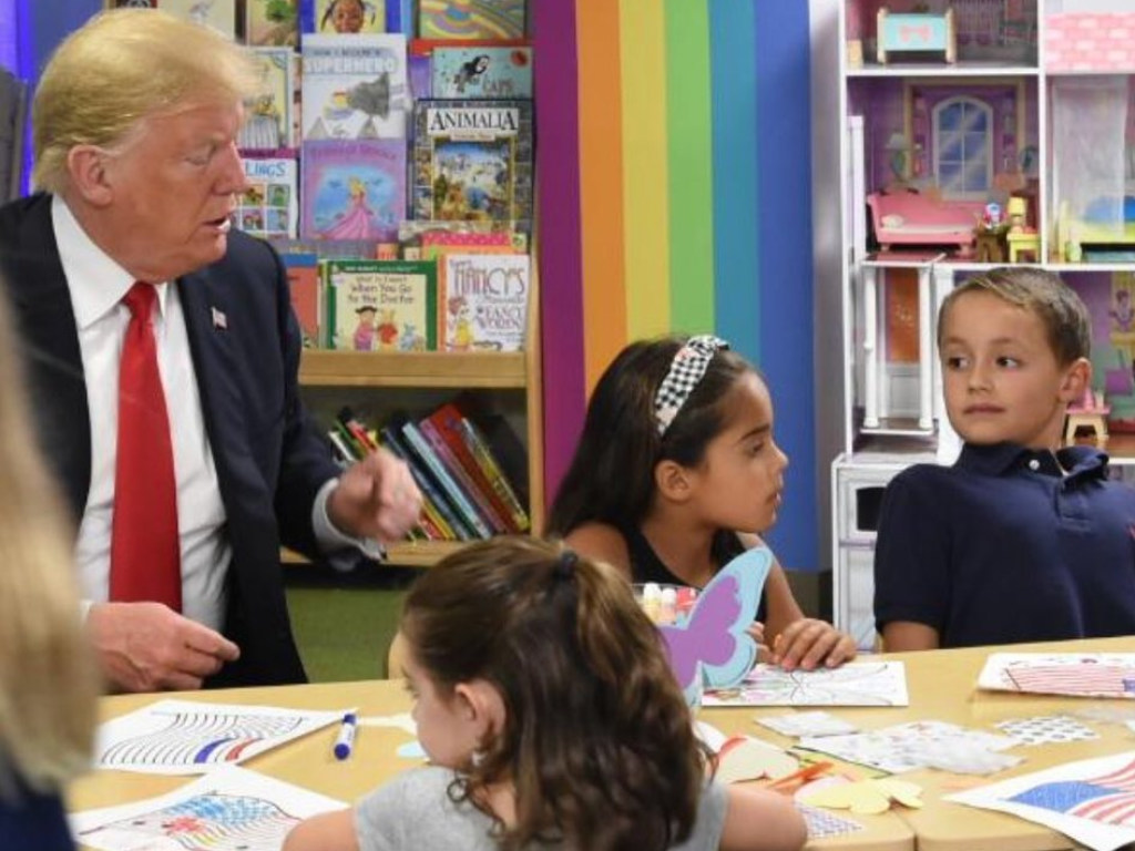 «Наверное, российский рисовал»: Трамп на детских рисунках перепутал цвета флага США (ФОТО)