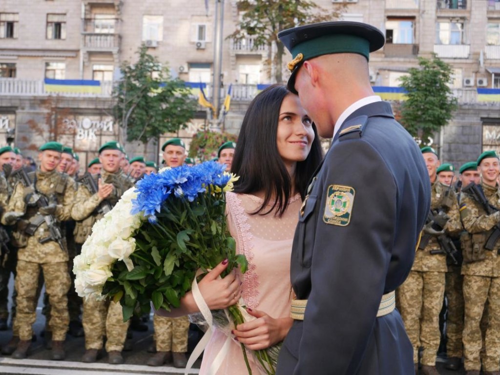 Курсант-романтик сделал предложение любимой на параде ко Дню Независимости (ФОТО, ВИДЕО)