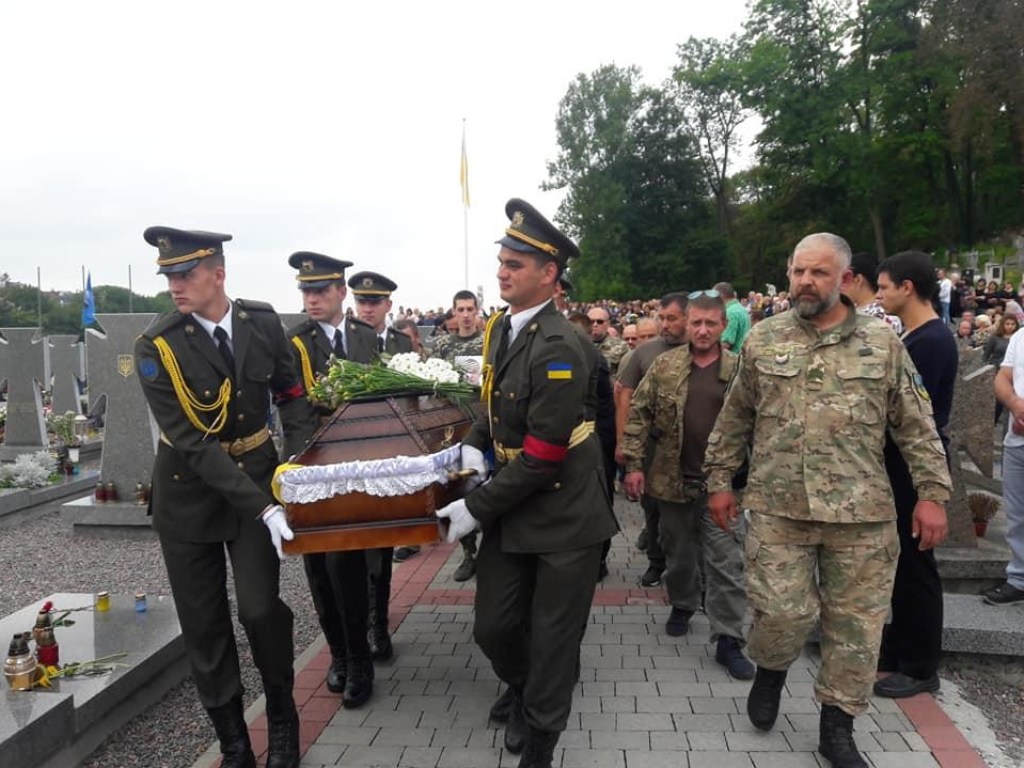 Во Львове похороны военного закончились дракой и топором в гробу (ФОТО, ВИДЕО)