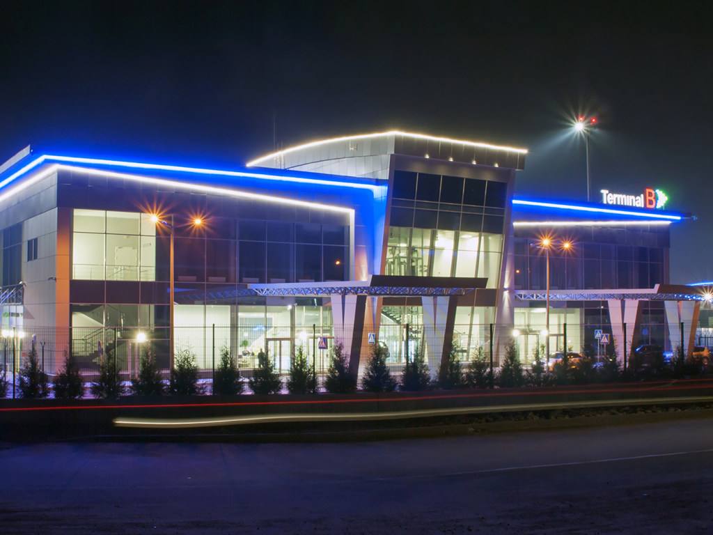 В аэропорту Жуляны в несколько раз подняли стоимость парковки автомобилей