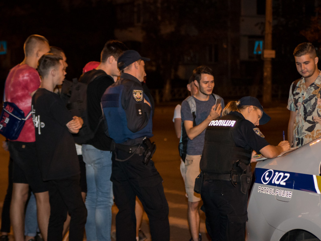 Пили алкоголь и шумели ночью: сотню пьяных студентов на столичном Лесном массиве полиция отвезла домой (ФОТО)