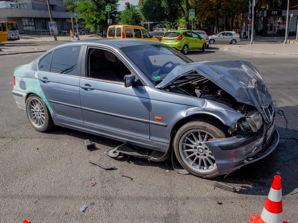 В Днепре столкнулись BMW и Mitsubishi: пострадал пожилой водитель «японца» (ФОТО, ВИДЕО)