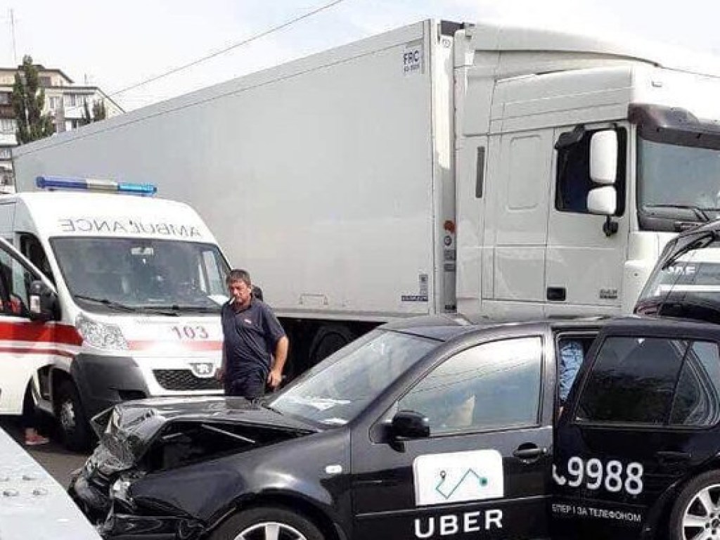 В Киеве на Борщаговке Uber столкнулся с грузовиком, образовалась пробка (ФОТО)