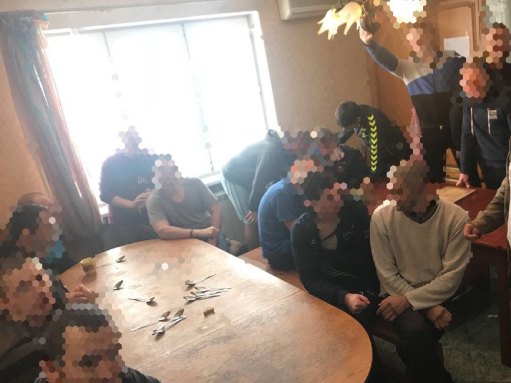 Банда силой держала алкоголиков и наркозависимых в фейковых реабилитационных центрах в Одесской области (ФОТО)