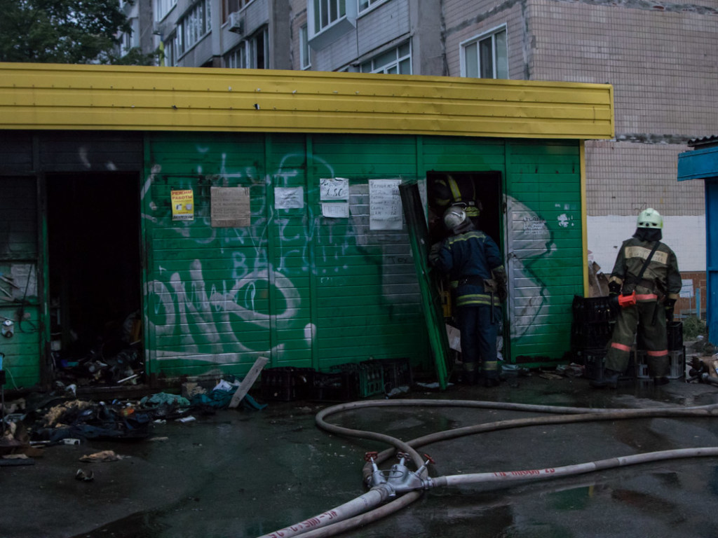 В Киеве на Оболони сгорел ларек вторсырья (ФОТО)