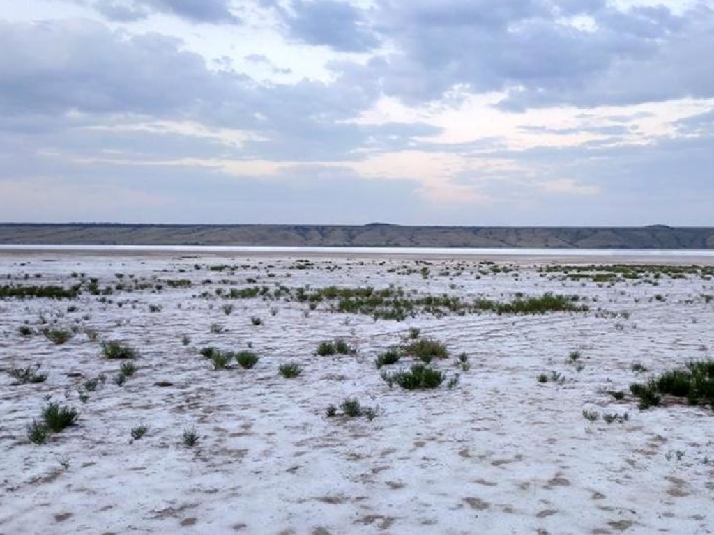Под Одессой морской курорт превращается в соляную пустыню (ФОТО)