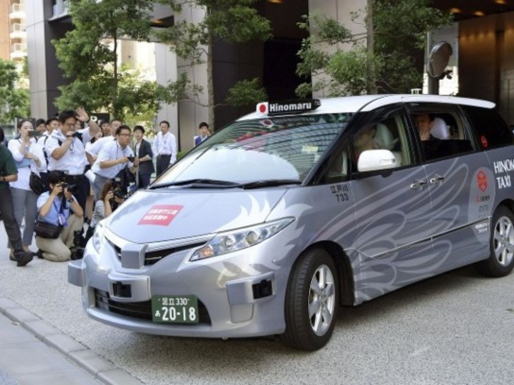 В Японии появилось первое беспилотное такси (ФОТО)