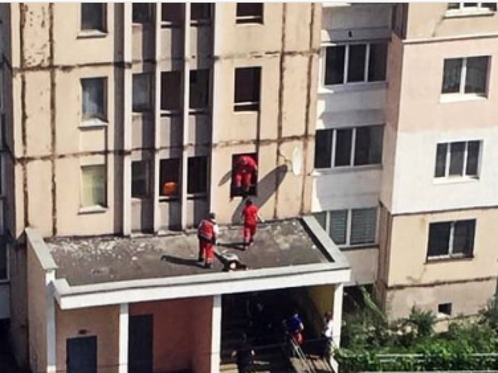В Киеве на улице Алма-Атинской 15-летняя девочка из-за неразделенной любви выбросилась с 15 этажа (ФОТО)