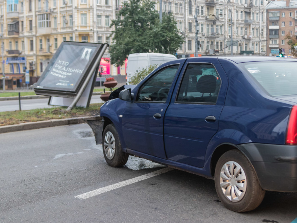 Разбил нос: таксист уснул за рулем и врезался в ситилайт в центре Киева (ФОТО)