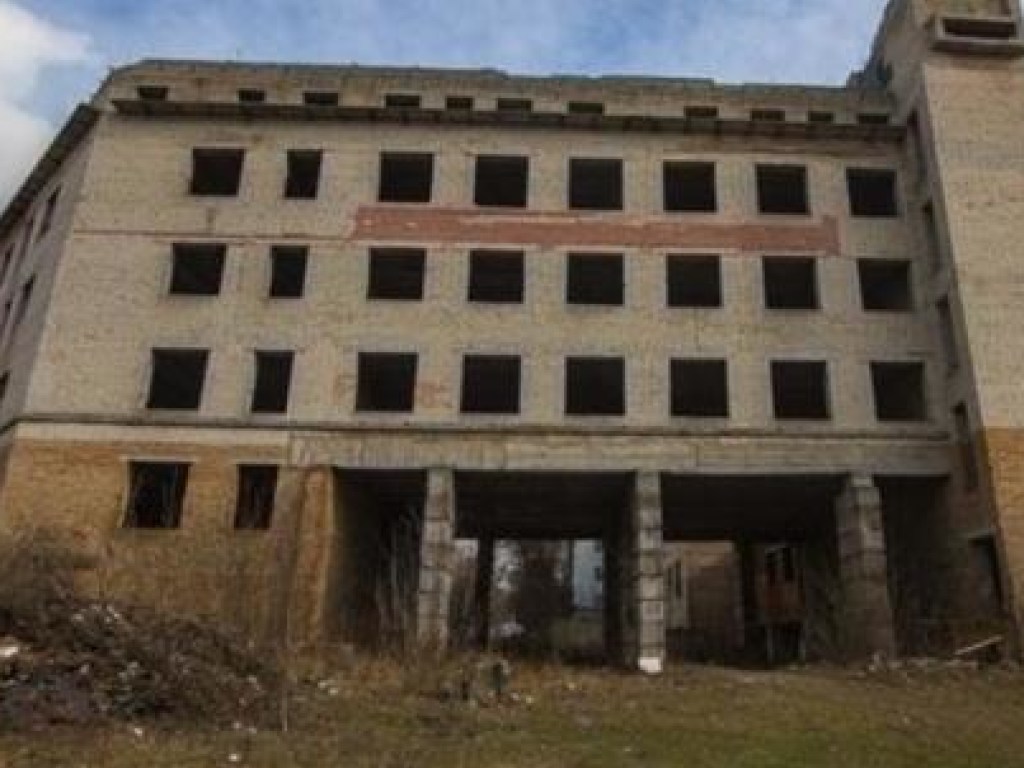 В Ровно подросток упал с третьего этажа недостроенного здания местного университета (ФОТО) 