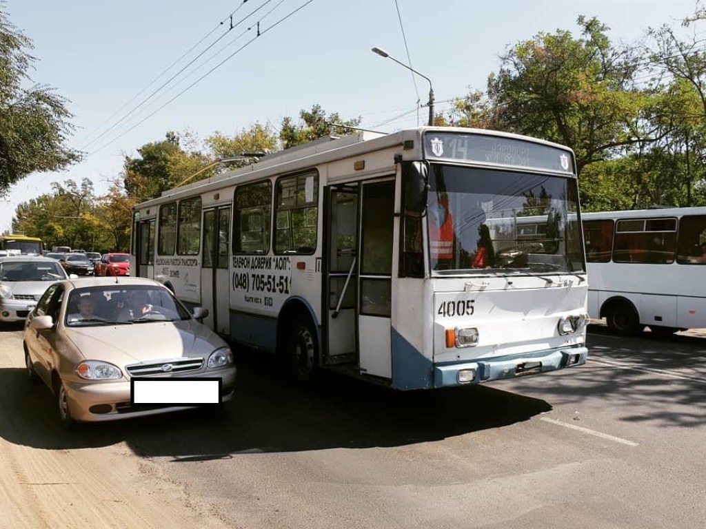 В Одессе столкнулись троллейбус и BMW, водитель легковушки сбежал (ФОТО)