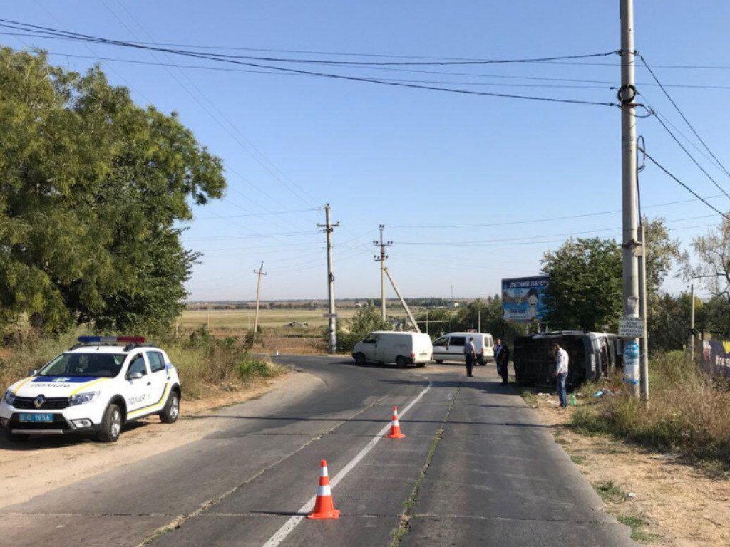 В Одесской области грузовик столкнулся с туристическим микроавтобусом: пострадали 8 взрослых и трое детей (ФОТО)