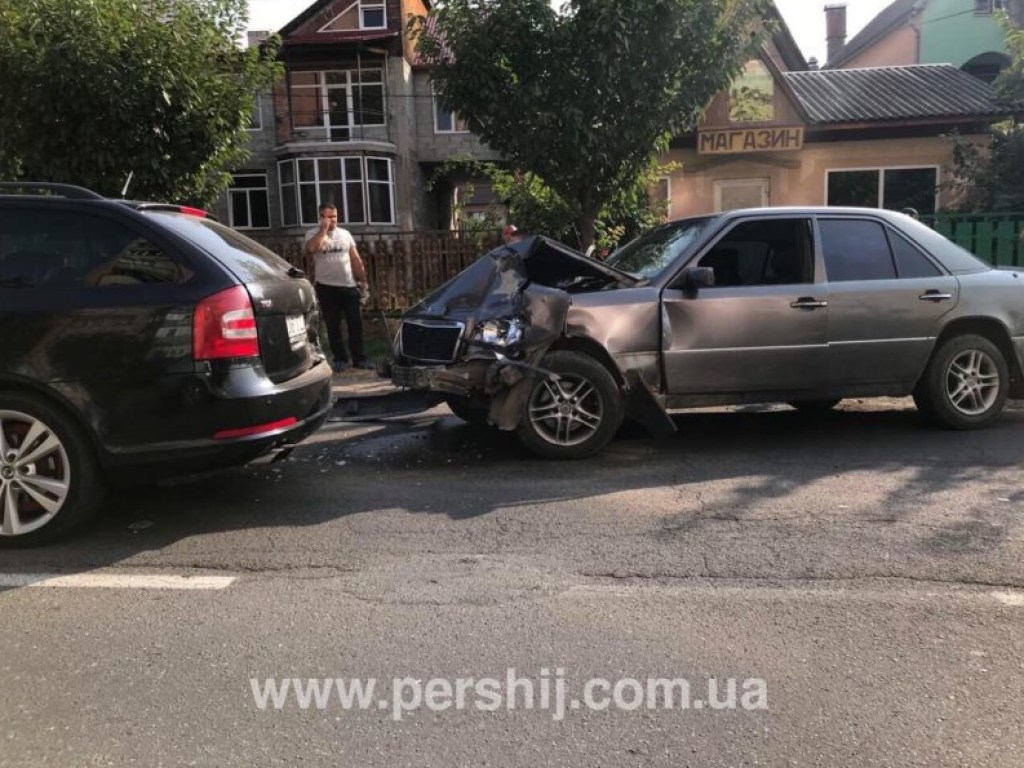 Утром в Мукачево произошло массовое ДТП с четырьмя авто (ФОТО, ВИДЕО)