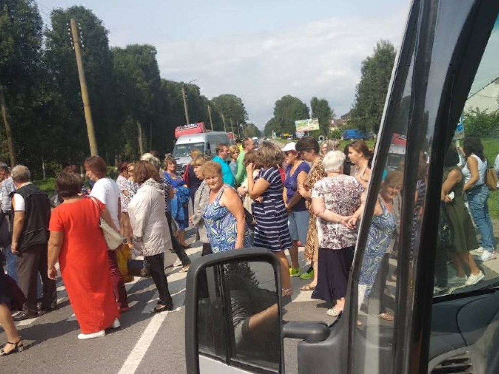 На Прикарпатье педагоги перекрыли трассу на Львов из-за долгов по зарплате (ФОТО)