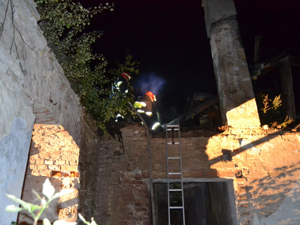 Ночью на территории 500-летнего Клеванского замка в Ровенской области произошло возгорание (ФОТО)