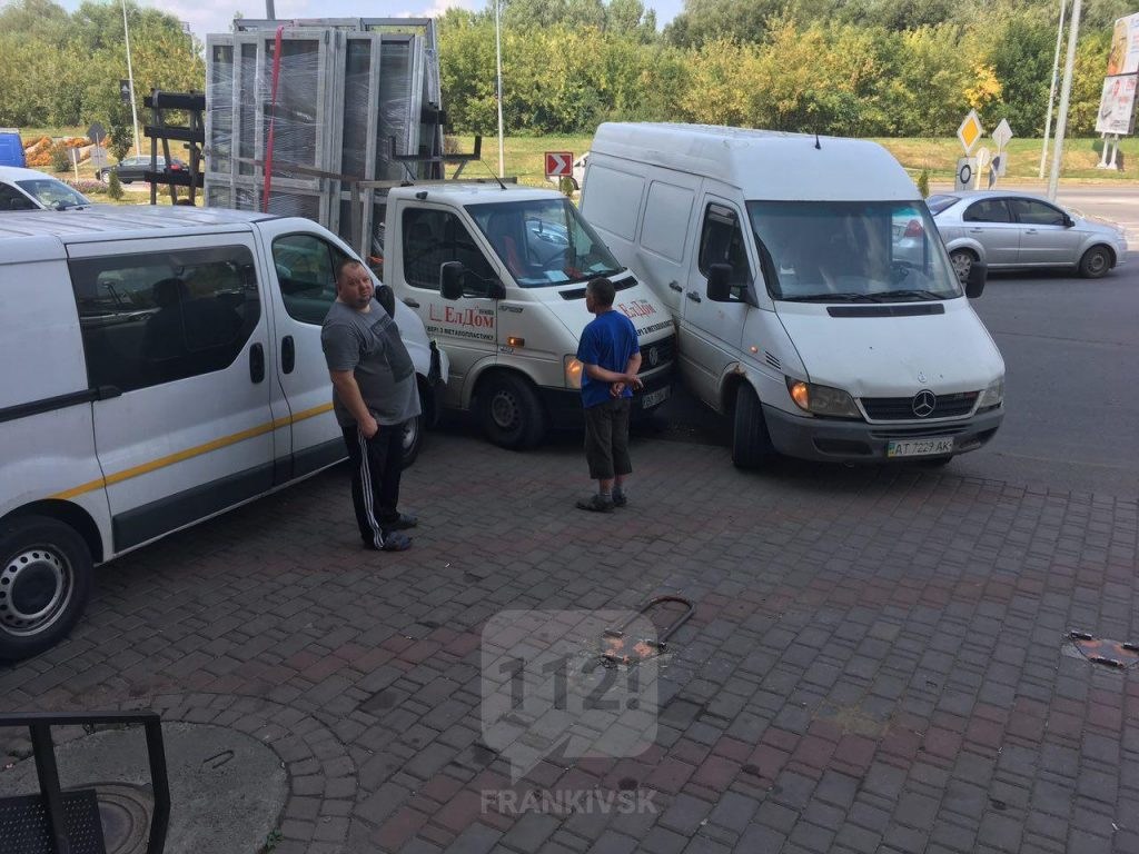 Не вписались: в Ивано-Франковске возле супермаркета столкнулись грузовик и два микроавтобуса (ФОТО)