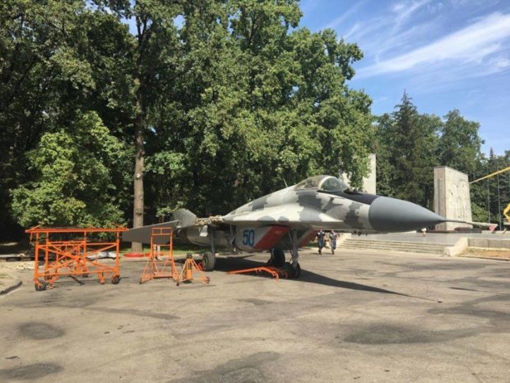 В центре Харькова «припарковали» военный самолет (ФОТО)