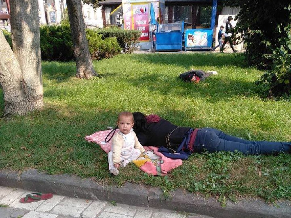 Родители-ромы спали на газоне: в Тернополе разгорелся скандал из-за годовалого ребенка (ФОТО)