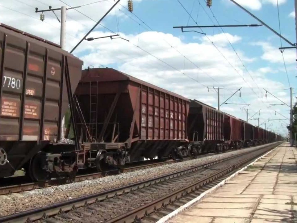 Украинские порты не успевают принимать грузы: поезда с товаром бросают на путях – эксперт