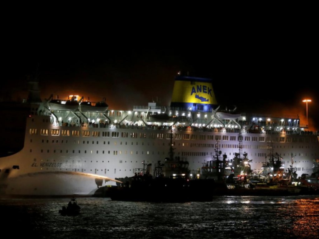 В Греции на лайнере с тысячей пассажиров на борту произошел пожар (ФОТО)