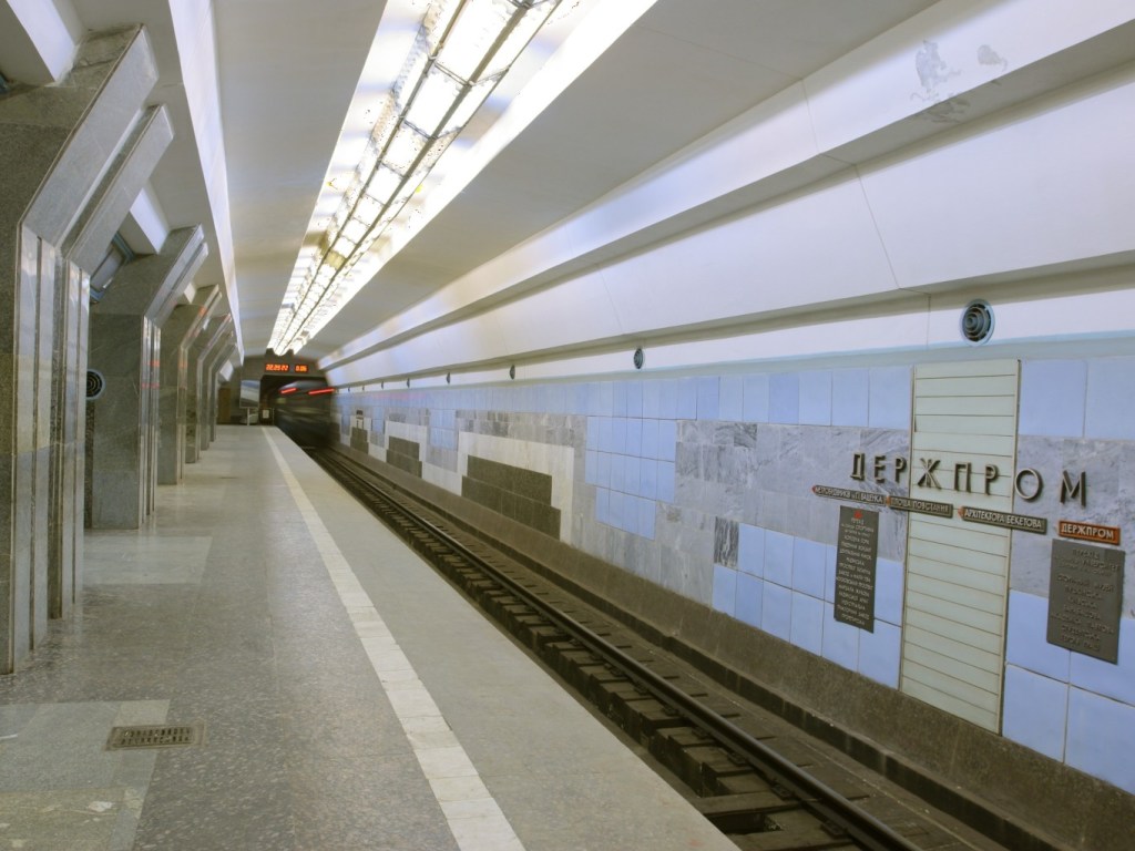 Поскандалили: В метро неизвестный ударил ножом женщину и скрылся