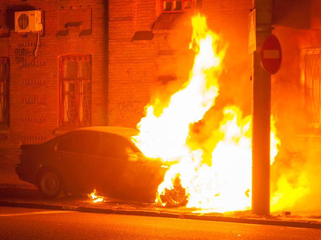 Ночью в центре Днепра сгорел автомобиль возле жилого дома (ФОТО, ВИДЕО)