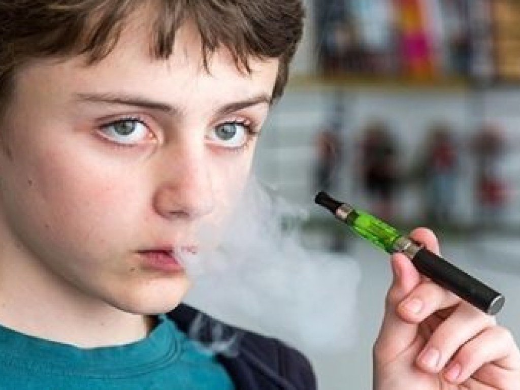 Каждый 10-й украинский подросток выкурил первую электронную сигарету до 15 лет &#8212; опрос