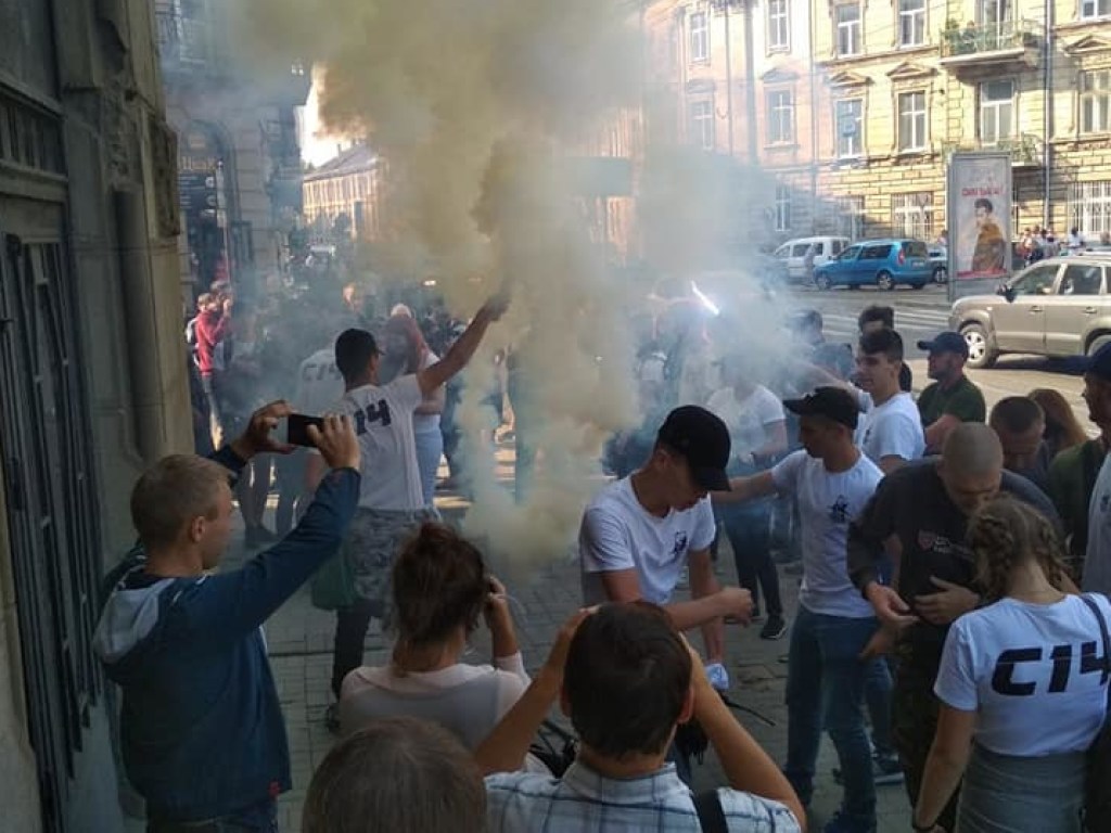 Дело члена С14, который ударил ножом полицейского: Радикалы зажгли файера перед заседанием во Львове (ФОТО)