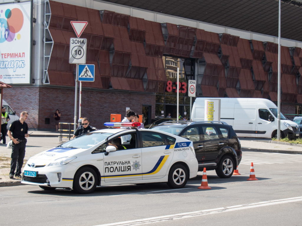 В Киеве на улице Березняковской Mitsubishi убегал от погони и врезался в полицейский Prius (ФОТО)