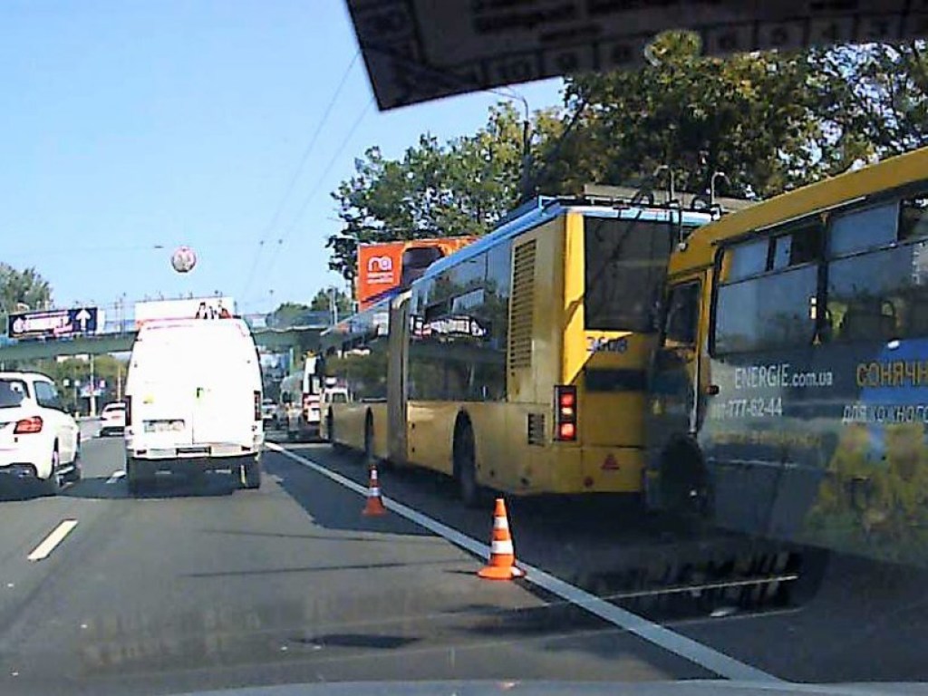 В Киеве маршрутка врезалась в троллейбус, образовалась пробка по направлению к метро «Почайна» (ФОТО, ВИДЕО)