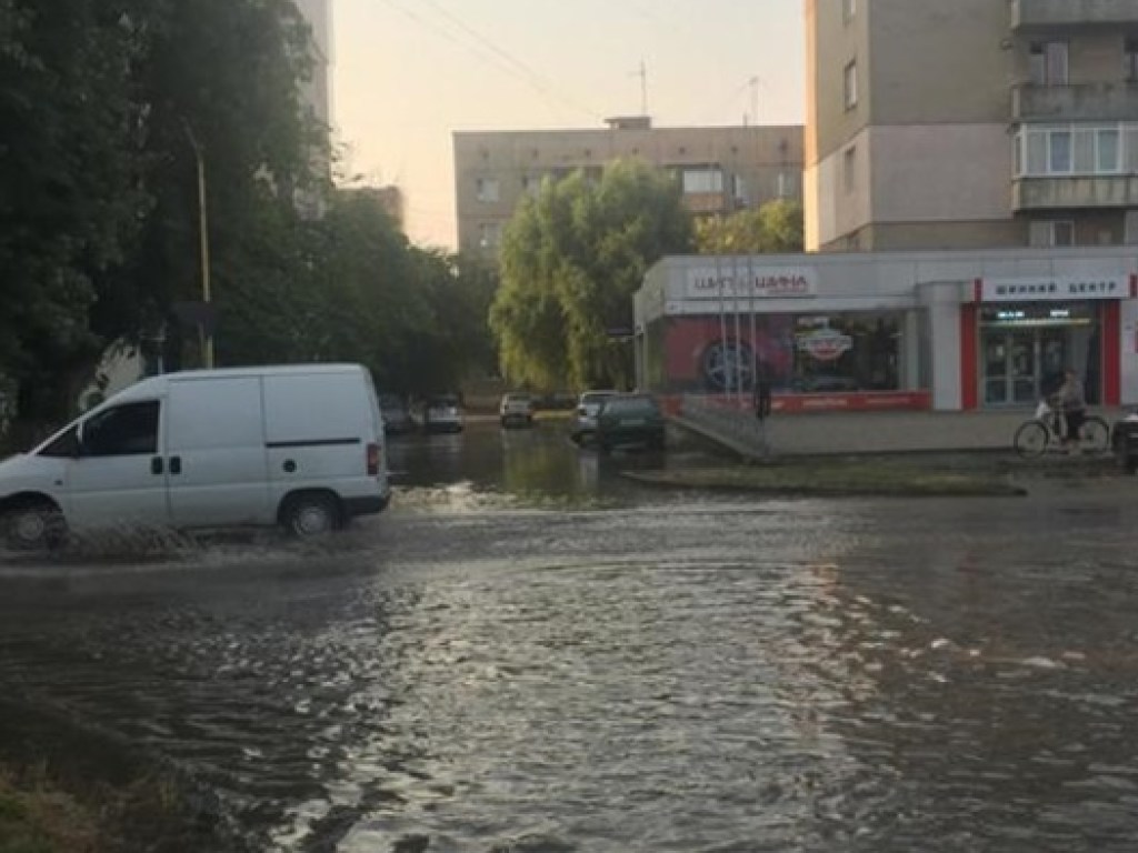 В Ужгороде произошел мощный прорыв на водопроводе: затоплены несколько улиц (ФОТО)