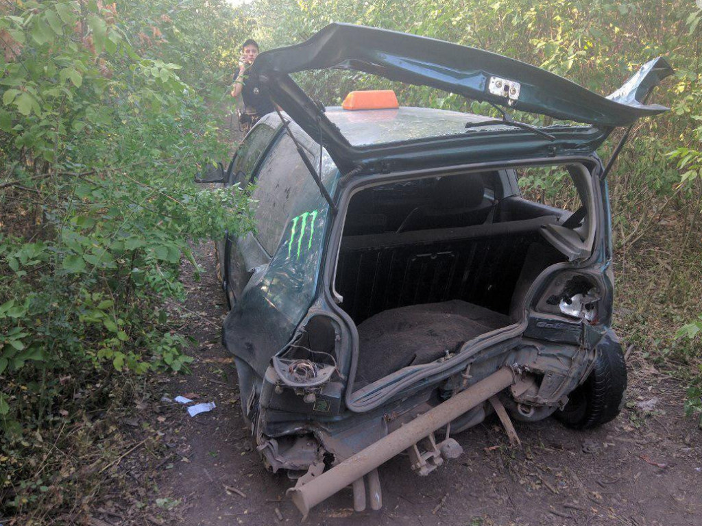 Автомобиль, который угнали у таксиста в Кривом Роге, нашли изуродованным на выезде из города (ФОТО)