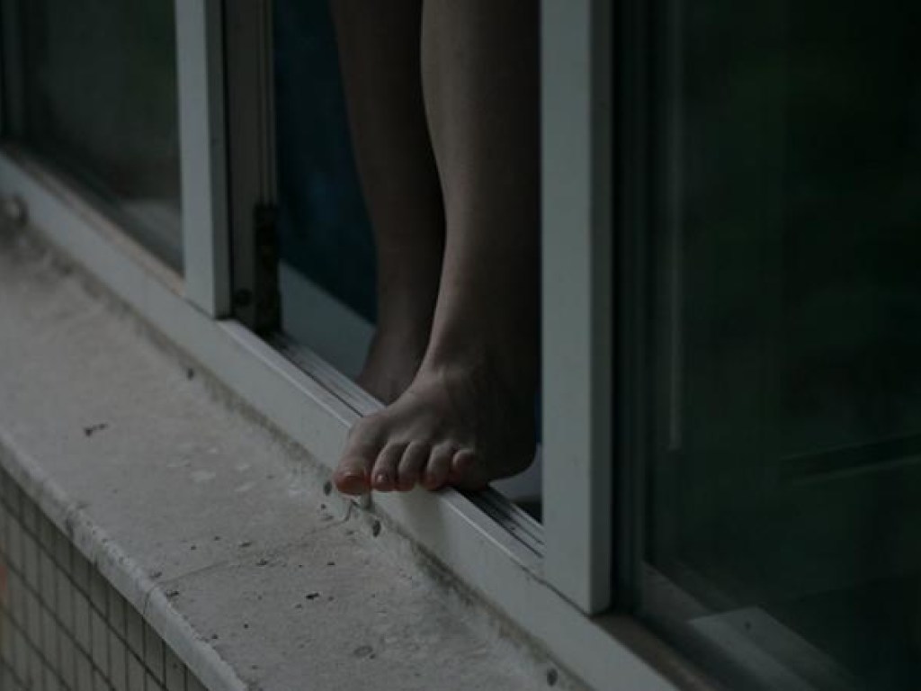 В Херсоне после семейной ссоры 40-летняя женщина выпрыгнула из окна квартиры