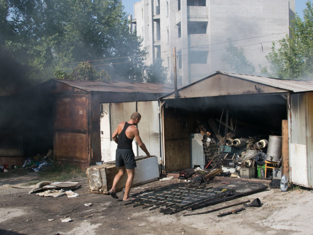 В Днепре горели гаражи с газовыми и кислородными баллонами (ФОТО)