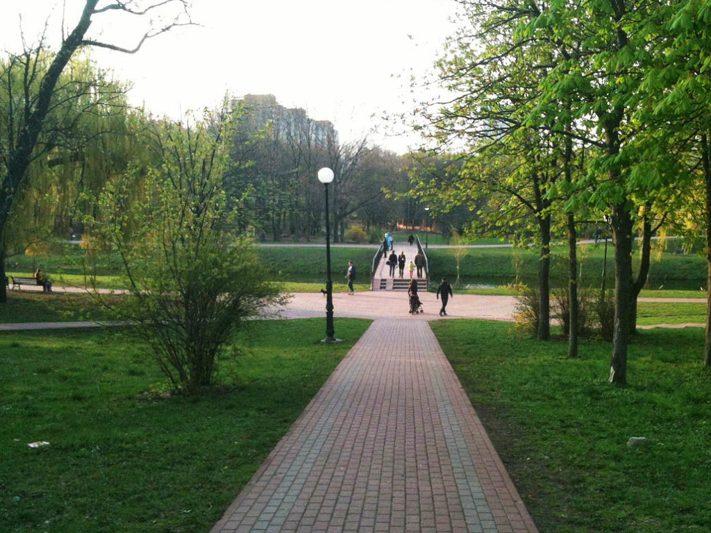 В Киеве отец бросил в парке маленького сына и пошел домой