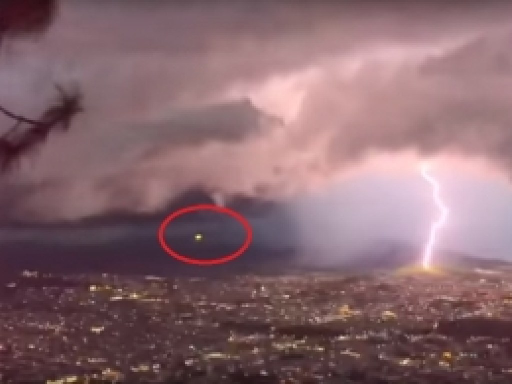 В Мексике зафиксировали НЛО во время шторма (ФОТО, ВИДЕО)