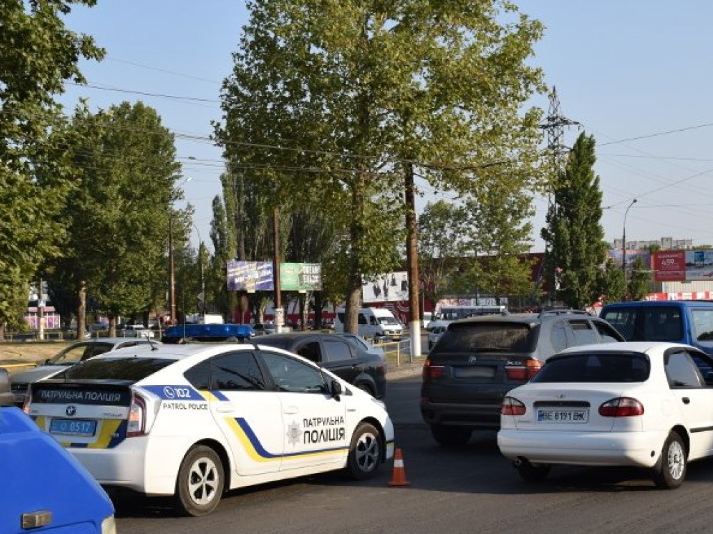 Резко притормозил: В Николаеве столкнулись Volkswagen и BMW, пострадала пассажирка (ФОТО)