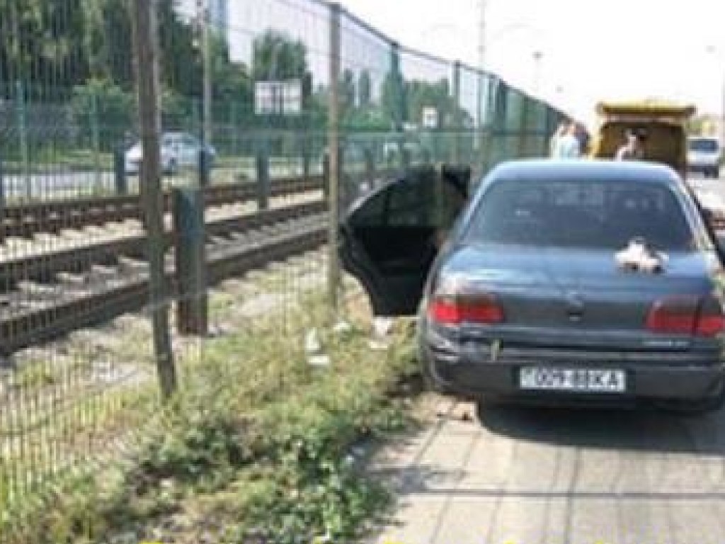 Отпала выхлопная труба: в Киеве Opel влетел в открытый люк (ФОТО)