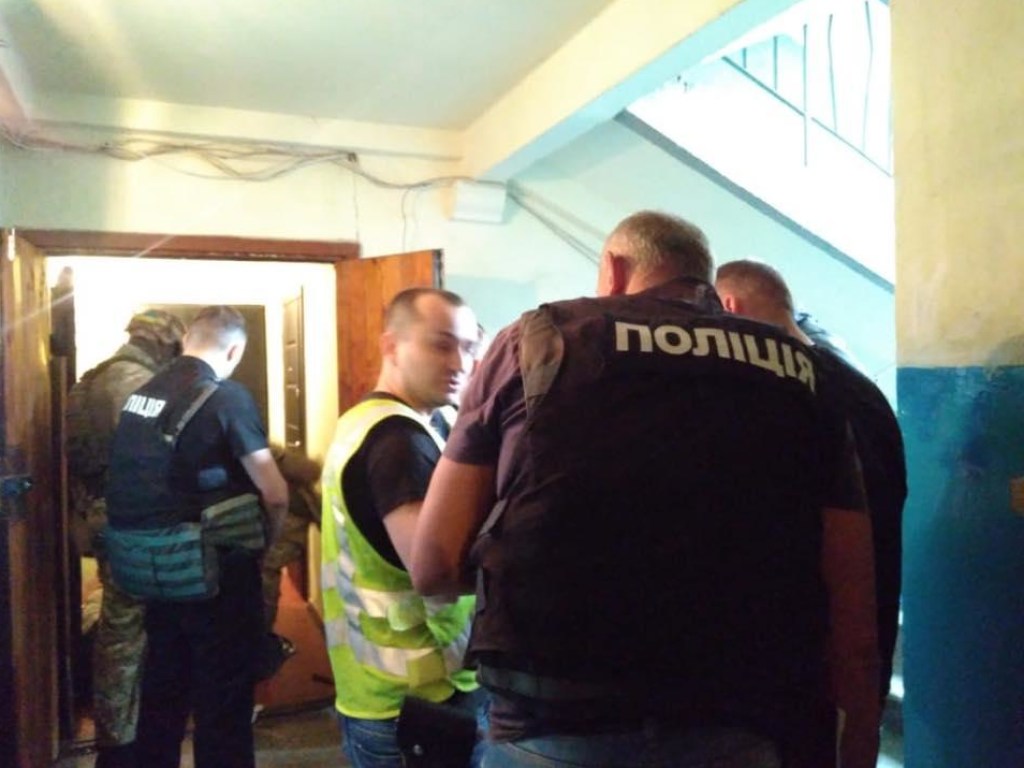 Устроил ссору и бил жену: В Киеве мужчина закрылся в квартире с четырьмя детьми и угрожал оружием (ФОТО)